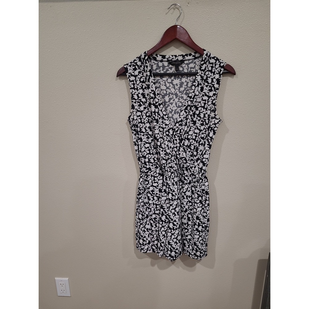 Banana Republic Jersy Knit black whitevfloral romper surplice neckline Women Sm.